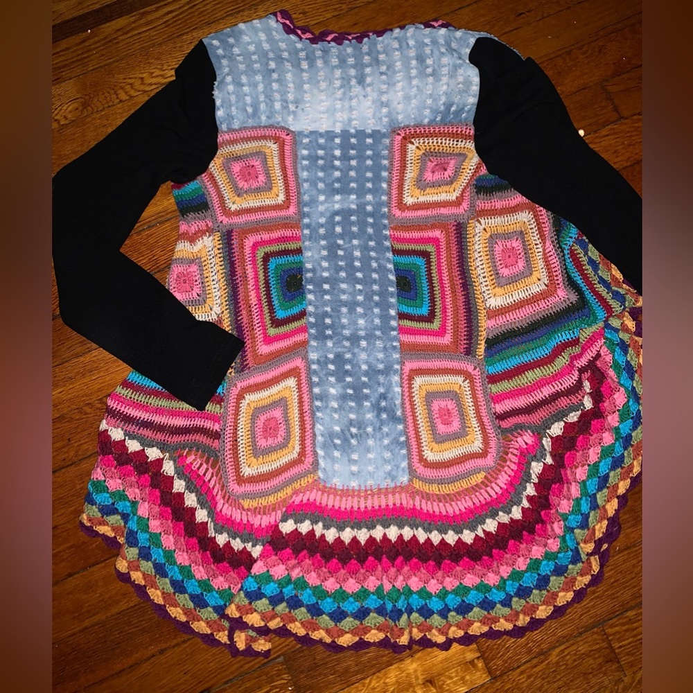 DOUBLE ZERO🌻SOFT CROCHETED SWEATER, WITH SOLID BLACK LONG SWEATER SLEEVES😍